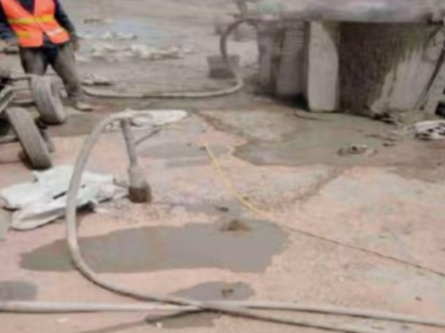 宝安水泥混凝土路面板底注浆技术 路面脱空注浆整治方案